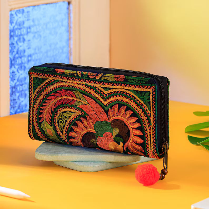 Portafoglio boho ricamato Hmong, borsa tribale con cerniera e pompon - WA301ORGB