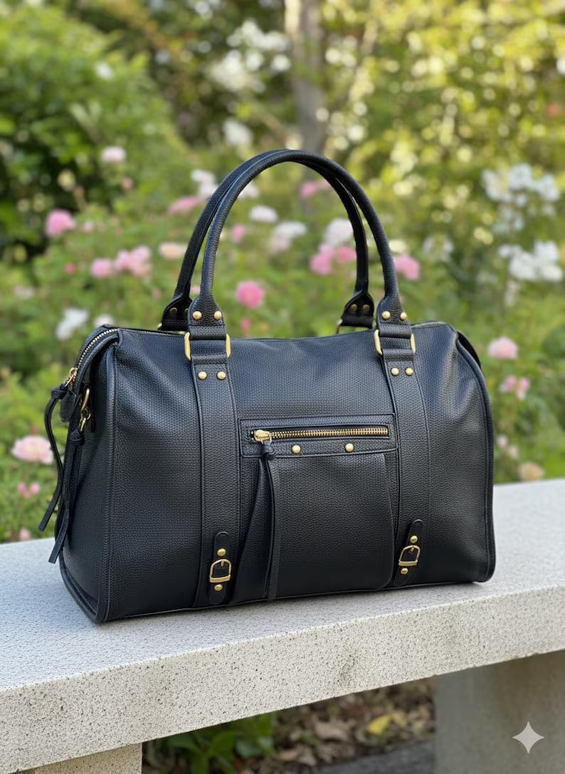 Elegante borsa in pelle nera con dettagli in metallo dorato