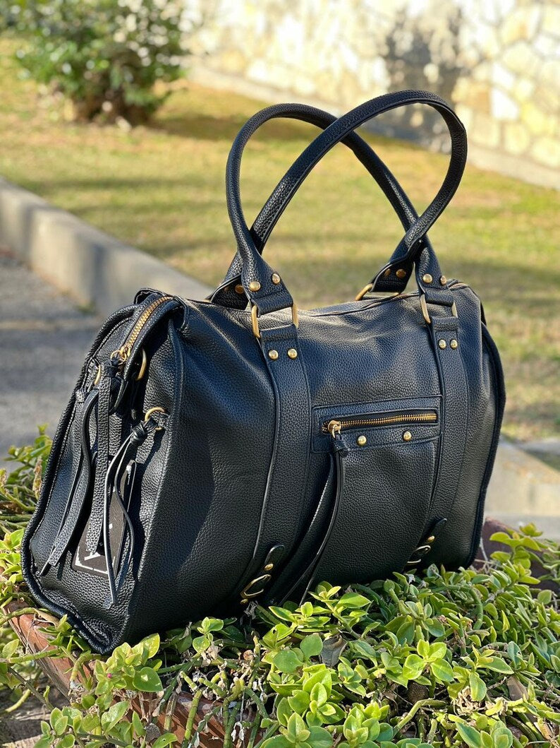Elegante borsa in pelle nera con dettagli in metallo dorato