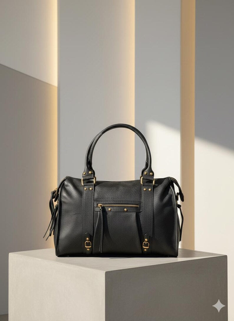 Elegante borsa in pelle nera con dettagli in metallo dorato