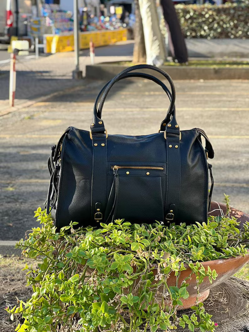 Elegante borsa in pelle nera con dettagli in metallo dorato